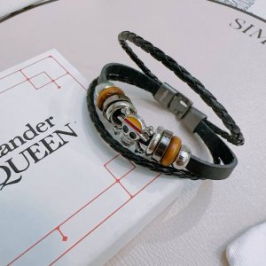 新款Alexander Mcqueen 亚历山大 麦昆 牛皮手链 专柜一致原版定制 骨子里那种叛逆浮夸朋克可内心又向往着美好的焦虑，对美的另一种诠释 男士火爆款
