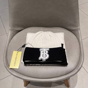 Burberry巴宝莉原单帽子围巾套装70%兔绒+30%羊毛材质保暖又时尚，配最新款香奈儿Logo更显时尚高端大气，