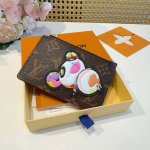 lv村上隆合作款熊猫卡通老花卡包，经典老花零钱包，卡包零钱包两用，超纤材质 五金为进口钢 原版Logo 确实精致 手感真的很赞