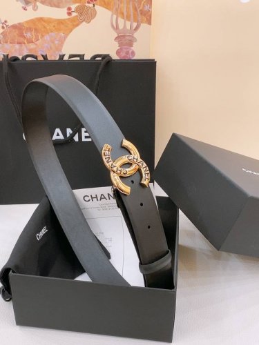 特 Chanel经典双C 树脂黑 与 白 腰带 新款Logo扣搭配进口小牛皮皮带身，质感满分，简直身春日里的点睛之笔，皮带直径4.0Cm