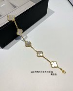 P价80 Vca 天然白贝母五花手链 黄金色 V金材质制作，工艺细腻，细节完美，持久保色！ 对版Cnc扣 比K金工艺还高级。 总长: 19Cm 戴第4朵花15～