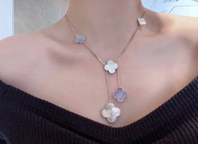 V金镀咪金 Vca高级白贝天然紫玉髓天然灰贝六花四叶草项链 Cleef&Arpels 四叶草 此系列设计灵动 线条流畅 易于佩戴 展现无限搭配的可能 为每一位女