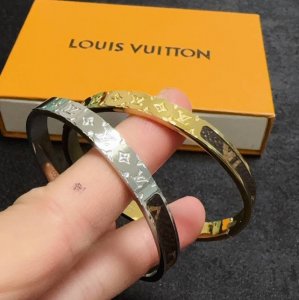 新品 原单货 Lv印花雕刻皮革中性款金色手镯Louis Vuitton 路易威登 专柜一致材质 火爆款出货 设计独特 复古前卫。手镯14K精工保色版 从上市以来