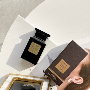 专柜品质 汤姆福特Tomford 烟叶香草香水 杀戮与温柔 在Tf里比较冷门 光看名字就知道味道足够中性 烟草香味虽迷人 但难驾驭 如果用电影人物比喻 它像马龙