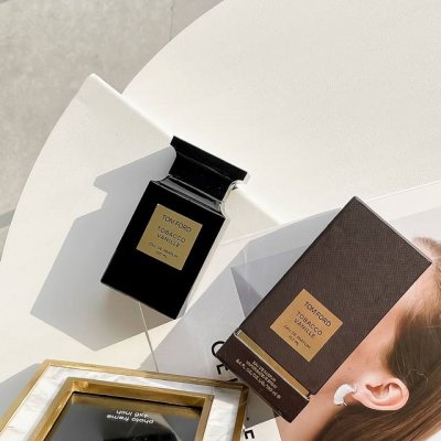 专柜品质 汤姆福特Tomford 烟叶香草香水 杀戮与温柔 在Tf里比较冷门 光看名字就知道味道足够中性 烟草香味虽迷人 但难驾驭 如果用电影人物比喻 它像马龙