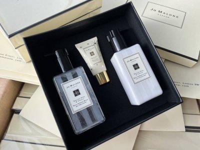 专柜品质 祖马龙 Ml英国梨身体乳 Ml英国梨沐浴露30Ml英国梨护手霜礼盒 如果喜欢祖玛珑家的英国梨香水 那这款蓝风铃沐浴露也满分推荐 一模一样的味道 很耐用
