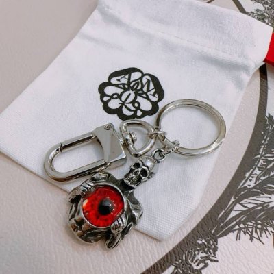 原单货新款Alexander Mcqueen 亚历山大 麦昆 钥匙扣 包包扣 配饰 专柜一致原版定制 骨子里那种叛逆浮夸朋克可内心又向往着美好的焦虑，对美的另一