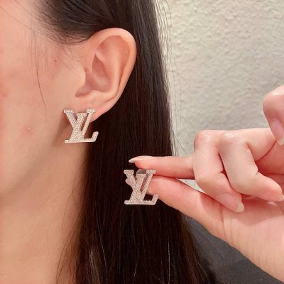 lv 路易威登 2025年早春新品满钻耳钉 经典老花耳环 超精工Cnc工艺技术 上身美美哒 特别适合夏日搭配T恤 低调奢华有内涵 采用进口黄铜材质电镀古金 不褪