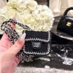 90香奈儿Chanel Mini斜挎包包 粗花呢通用耳机包官网1:1耳机包 时尚迷你包包，配链条挂绳可拆卸可挂脖可挂包包上当挂饰，蓝牙耳机包，通用款！
