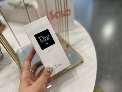 专柜品质 迪奥桀骜古龙香水100Ml 水汽感的柑橘香扑面而来，清冷明澈。男生喷上给人感觉就是干净明澈的少年，女生喷上就更显飘渺孤傲的美人感。瓶身的设计我也很喜欢