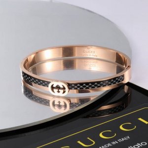 Gucci 古驰 手镯 高端 打造 美到哭，因为是限量版，你根本无法在店内看到现货，现货一到真的Bling 这一组简直不要太震撼不要太完美，赞呆了