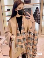 专柜官网同步发售！Burberry限量款斗篷披肩重磅！！满满的都是细节打造！！此款b格披风是巴宝莉秋冬限量新款！添加标志性格子和纯色双面设计，超大口袋的装饰，更