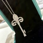 a 8 T家 Woven钥匙 新款 皇冠 马眼 方钻 项链 原版925纯银电镀18K 白金镶圆形明亮式切割钻石钥匙吊坠，采用八心八箭高碳钻 颗颗都是光彩夺目 豪
