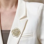 chanel小香 专柜新款珍珠钻香奈儿胸针，是最懂女人的饰物。那些倾注了全部心血去做自己的女人，往往更珍惜胸针的意义。香奈儿女士把胸针别在帽子上，并告诉那些模仿
