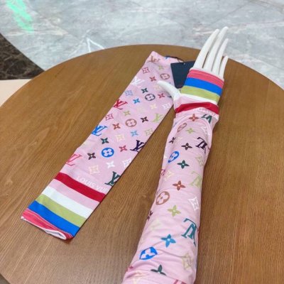 louis Vuitton 路易威登 彩虹冰袖 续写皮具和配饰系列的Mon**Ram Empreinte Broderies主题，以喷墨印制工艺呈现经典Mono
