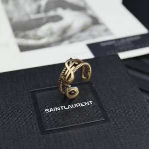 Ysl 圣罗兰 复古做旧字母戒指 yves Saint Laurent 创立于1961年 优雅抽象大胆别致的设计风格使它成为奢华时尚界著名的品牌之一