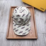 F家。 单款单色。 超A品质 最新款！时尚潮流，高端做工！每一个帽子都是用心之作！牛津材质！头层牛皮！配盒子、防尘袋！非一般的品质，细节也很重要。真皮帽钉，真皮