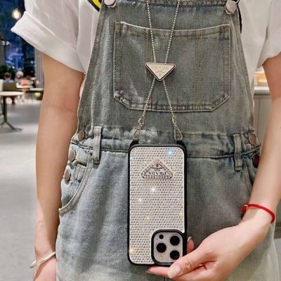 配三角标链条prada 官网同步 普拉达手机壳 全包壳链条斜挎手机壳 纯手工贴钻 Bingbing 型号 为了不出现报错型号 请打开本机查看手机设置显示的型号