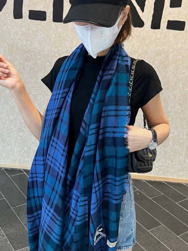 巴宝莉 ...刺绣战马进口尼泊尔羊绒顶级刺绣围巾....高尖端产物...绝对令人尖叫的品质...时尚大牌的顶尖设计款..拿到手你就会明白顶级工艺的处理是此款令人