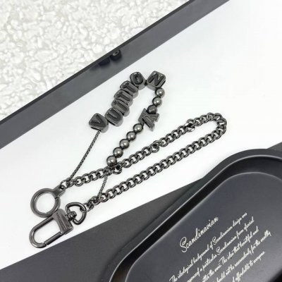 vuitton 腰带链及包饰短款 .Vuitton 腰带链以双链设计宣示潮流个性：一条融汇珠饰，并以金属串珠拼写 Vuitton 标识，另一条借链环释放经典韵味