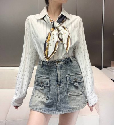 230 上新双面印花同色【精致高级！！】Lv新款，超级软糯丝滑~触感真的绝了！！！围过这样的丝巾，其他面料的都会觉得不够舒服！大牌才有的设计水准！高级优雅显气质