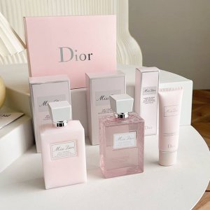 专柜品质 Dior花漾甜心礼盒 花漾甜心同款香水气息，犹如初恋般的甜美。浪漫蕴含植物油能温和肌肤，泡沫细腻柔软，易清洗。甜妹必备产品哦！ 护手霜！香味是淡淡的玫