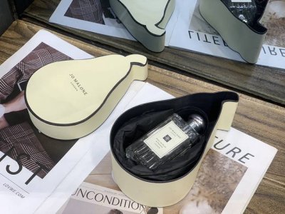 专柜品质 祖马龙限量英国梨礼盒装100Ml祖马龙限量英国梨香水100Ml礼盒祖马龙这款说是此生挚爱不过分 前调 喷出来有种置身雨后花园的清冽感 中调 微甜着迷