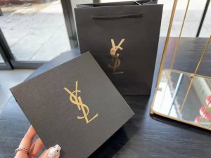 专柜品质 Ysl自由之水情人节 套盒 配手提袋 规格：香水50Ml小黑条302号色口红 特点：这款明星礼盒太赞了吧！色号是热门的正红色！50Ml的香水！真的特别