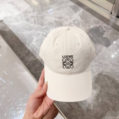 Loewe罗意威24春夏纯棉棒球们 颜值担当， 遮阳挡风的四季款，闭眼入 不会撞款喔！ 版型挺阔 面料很好喔