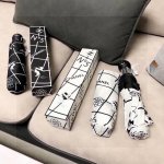 Chanel 香奈儿 三折自动折叠晴雨伞 集合香奈儿灵魂Logo为一体的设计风格高雅奢华 带在身上带来独特视觉效果 为伞而动 骄阳烈日下 有独家防晒科技 伞面选