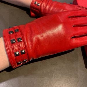 新款独家首发华伦天奴Valentino触屏女款手套 原单品质 官网同步女士新款高档羊皮手套女神首选 不可错过百分百选用进口羊皮 皮质细腻柔软 认准进口羊皮特有手