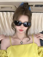 Gucci 经典的小框设计 不挑脸型 无论搭配大衣还是连衣裙都非常显气质尼龙偏光镜片预防紫外线 型号 G65504