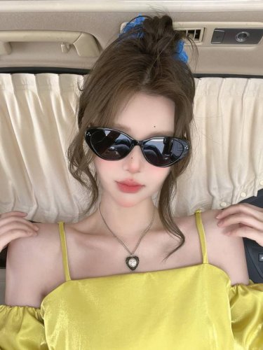 Gucci 经典的小框设计 不挑脸型 无论搭配大衣还是连衣裙都非常显气质尼龙偏光镜片预防紫外线 型号 G65504