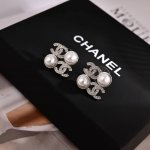 Zp打版 小香 Chanel 耳环优雅大方精工设计 雕刻 非常修饰脸型 青春活力 看惯了一如既往的耳钉 一眼就被这款吸引了 非常漂亮的颜色搭配 时尚又俏皮