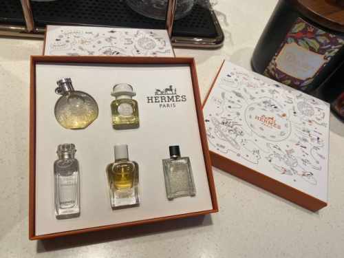专柜品质 Hermes爱马仕大地之光香水小样7.5Ml五件套！规格：7.5Ml×5。内含：橘彩，一日之光，李先生花园，我的一天，大地。旅行随身带，超方便！