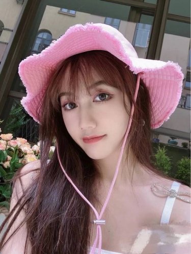 jacquemus 粉嫩渔夫帽必入入 还有一款百搭杏色 可调节大小 夏季渔夫帽又悄悄登场了 帽子抽绳设计 可调节大小 头围 标准57Cm