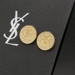 圣罗兰Ysl 耳钉经典奢侈 时尚百搭 犹如酒会礼服一般，绚烂多姿。经典 最具个性魅力象征永远的不变的情怀，代表着经典和永恒 ！秉承圣罗兰的传统 特别的闪~耳钉