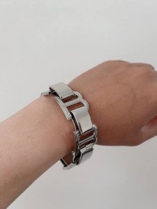 巴黎世家 Balenciaga 手链 简单大方 大牌金质感饱满 ，搭配衣服超好看 ！ 总长:21