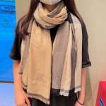 巴宝莉采用经典原版马标工艺绣马纯正客供克什米尔山羊绒300支羊绒 加密处理.手感好到没朋友.糯软轻薄透气.现在空调室地铁里必备款颜色多次打样全部采用进口染料.染