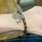 新品 2025新款 原单货 Lv宽版皮革纹印花手镯Louis Vuitton 路易威登 专柜一致材质 火爆款出货 设计独特 复古前卫。手镯精工版 从上市以来一直