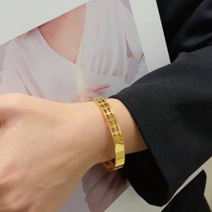 新品 原单货 Lv字母印花四叶草雕刻带Logo镂空手镯Louis Vuitton 路易威登 专柜一致材质 火爆款出货 设计独特 复古前卫 手镯14K精工保色版