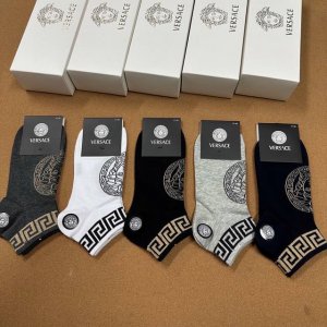 特 Versace 范思哲新品男款袜子 一盒五双 纯棉材质织造 超柔软舒适 提花经典Logo Ins超火爆小单品 大牌出街 潮人必备超好搭