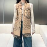burberry 双面两用标签印花羊绒围巾意大利制围巾，选用柔软羊绒面料制成。一面装饰 Burberry 格纹，另一面装饰标签印花，致敬品牌探索历史。其中的文字