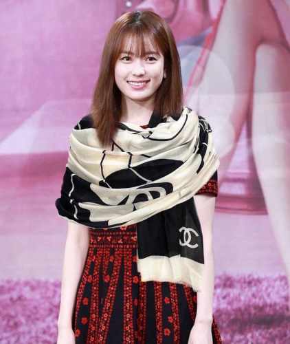 上新 小香2025 最新款、太美到心动 香家双C系列300支羊绒长巾 实物真心美 披肩配以印花无论设计喷绘都是非常到位细节都可见整个围巾给人气场的同时又非常精致