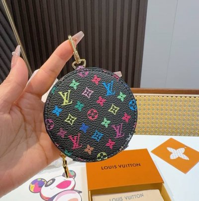 Louis Vuitton老花包包挂饰 小零钱包 Lv包饰挂件钥匙扣 独家原单货 标志性老花超级百搭 可放钥匙或小零钱 确实精致 手感真的很赞