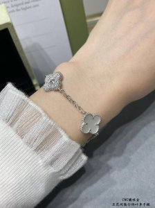 vca五花高级白贝母间隔钻四叶草手链四叶草 此系列设计灵动 线条流畅 易于佩戴 展现无限搭配的可能 为每一位女性的生活带来丰富多样的风姿