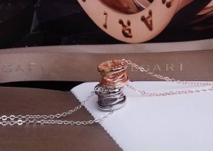 经典宝格丽Bvlgari镂空项链玫瑰金 白金色优雅个性超火爆 欲罢不能 ！！只能说先下手先得亮瞎你的眼 时尚款怎么戴怎么美整圈散发着炫目的光彩，全网爆款 亚金材