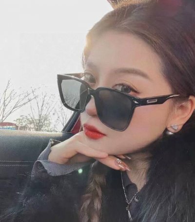 gucci 2025开春新款 潮流爆款 时尚方框偏光太阳镜 高品质 佩戴舒适 网红潮款墨镜 女士高清尼龙偏光太阳镜 高品质Tr镜框 型号：G65501