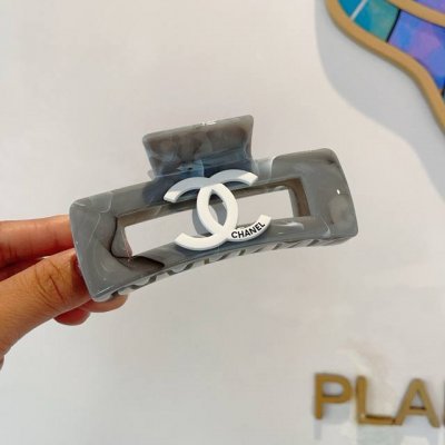 配包装 Chanel 香奈儿 欧美新款潮流抓夹，明星同款 女神必备单品，非常百搭，时尚发夹， 戴上它满满的高大上。