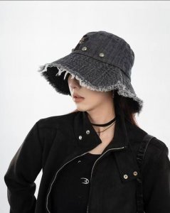 跑量 克罗心新款散须牛仔渔夫帽 夏天来了，炎热的天气下，一顶好看的帽子成为了必不可少的时尚单品。这款牛仔渔夫帽，既有时髦的外观，又能有效防晒，让你在街头巷尾成为